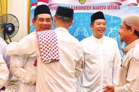 SAMBUT TAMU: Bupati Barito Utara H. Shalahuddin bersama Wakil Bupati Felix Sonadie Y Tingan menyapa tamu di sela giat selamatan dan salat hajat di Rumah Jabatan Bupati Barito Utara, Kamis malam (16/10).