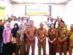 KEBERSAMAAN: Peserta pelatihan Asuhan Mandiri Pemanfaatan Tanaman Obat Keluarga (Toga) dan Akupresur bersama Kepala Dinas Kesehatan Barito Utara, Pariadi AR, kepala bidang, serta narasumber usai pembukaan kegiatan di Aula Dinas Kesehatan setempat, Senin (29/9).