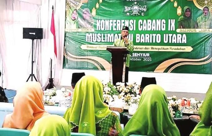 KONFERCAB MUSLIMAT: Pj Bupati Barito Utara Indra Gunawan melalui Sekda Drs Muhlis bersama peserta saat membuka Konfercab Muslimat NU IX di Aula GH Senyiur Syariah Muara Teweh, Kamis (2/10).