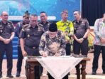 PKS PROGRAM JAKSA: Pj Bupati Barito Utara Indra Gunawan menandatangani PKS Program Jaksa Garda Desa dan Koperasi Merah Putih Adhyaksa antara Kejaksaan dan Gubernur Kalteng di Aula Jayang Tingang Lantai II, Jumat (26/9) lalu.