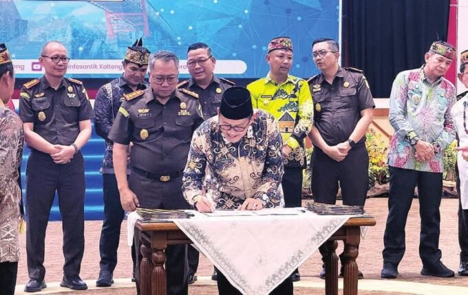 PKS PROGRAM JAKSA: Pj Bupati Barito Utara Indra Gunawan menandatangani PKS Program Jaksa Garda Desa dan Koperasi Merah Putih Adhyaksa antara Kejaksaan dan Gubernur Kalteng di Aula Jayang Tingang Lantai II, Jumat (26/9) lalu.