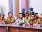 PAPARKAN PERKEMBANGAN: Kepala Dinas PUPR Kabupaten Barito Utara M Iman Topik saat perkembangan dan data terbaru terkait RTRW serta pola ruang Kabupaten Barito Utara sesuai SK Menteri Kehutanan Nomor 6627 Tahun 2021 pada RDP terkait kawasan hutan di ruang rapat DPRD setempat, Selasa (7/10).