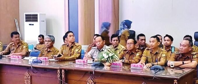 PAPARKAN PERKEMBANGAN: Kepala Dinas PUPR Kabupaten Barito Utara M Iman Topik saat perkembangan dan data terbaru terkait RTRW serta pola ruang Kabupaten Barito Utara sesuai SK Menteri Kehutanan Nomor 6627 Tahun 2021 pada RDP terkait kawasan hutan di ruang rapat DPRD setempat, Selasa (7/10).