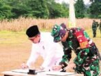 PEMBUKAAN: Pj Bupati Barito Utara Indra Gunawan bersama Sekda Drs. Muhlis dan Dandim 1013/Mtw Kolonel Inf Agussalim Tuo, S.H., M.I.P., saat memeriksa barisan pasukan pada pembukaan TMMD Reguler ke-126 Tahun 2025 di Desa Jamut, Kecamatan Teweh Timur, Kabupaten Barito Utara, Rabu (8/10).