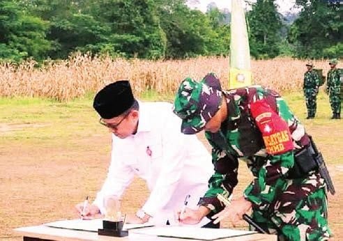 PEMBUKAAN: Pj Bupati Barito Utara Indra Gunawan bersama Sekda Drs. Muhlis dan Dandim 1013/Mtw Kolonel Inf Agussalim Tuo, S.H., M.I.P., saat memeriksa barisan pasukan pada pembukaan TMMD Reguler ke-126 Tahun 2025 di Desa Jamut, Kecamatan Teweh Timur, Kabupaten Barito Utara, Rabu (8/10).