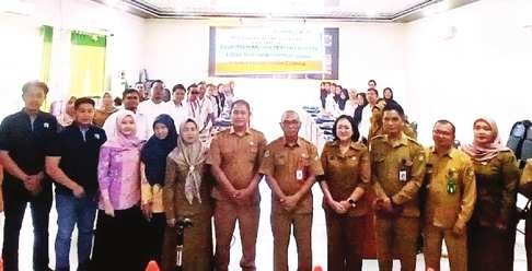 KEBERSAMAAN: Peserta pelatihan Asuhan Mandiri Pemanfaatan Tanaman Obat Keluarga (Toga) dan Akupresur bersama Kepala Dinas Kesehatan Barito Utara, Pariadi AR, kepala bidang, serta narasumber usai pembukaan kegiatan di Aula Dinas Kesehatan setempat, Senin (29/9).