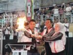 PEMBUKAAN: Ketua Panitia Porkab 2025, Mustafa Joyo Muchtar (kiri), Wakil Bupati Barito Utara, Felix Sonadie Y. Tingan (tengah), Ketua KONI Barito Utara, Hj. Henny Rusgiati Rusli menyalakan obor sebagai simbol dibukanya Porkab Barito Utara Tahun 2025 di Arena Terbuka Tiara Batara, Sabtu malam (6/12).