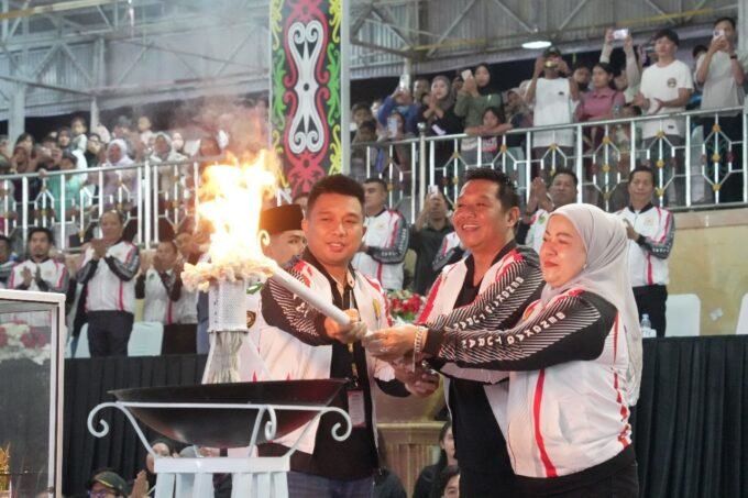 PEMBUKAAN: Ketua Panitia Porkab 2025, Mustafa Joyo Muchtar (kiri), Wakil Bupati Barito Utara, Felix Sonadie Y. Tingan (tengah), Ketua KONI Barito Utara, Hj. Henny Rusgiati Rusli menyalakan obor sebagai simbol dibukanya Porkab Barito Utara Tahun 2025 di Arena Terbuka Tiara Batara, Sabtu malam (6/12).