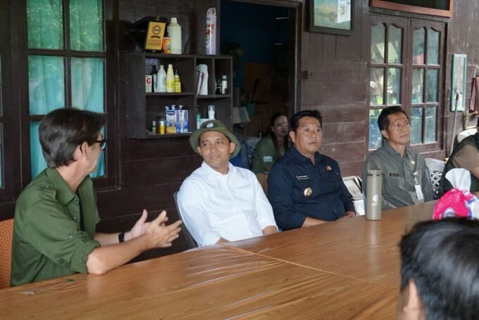 PENJELASAN: Ketua Yayasan Kalaweit Indonesia di Barito Utara, Chanee Kalaweit sedang menjelaskan beberapa hal terkait Yayasan Kalaweit kepada Menteri Kehutanan, Raja Juli Antoni, Wakil Bupati Barito Utara, Felix Sonadie Y. Tingan dan Sekda Barito Utara, Drs. Muhlis saat kunjungan ke Yayasan Kalaweit, Sabtu (5/12).