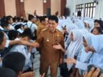 SEMANGAT PENDIDIKAN: Bupati Shalahuddin saat mengunjungi SMPN 1 Muara Teweh, Senin (15/12).