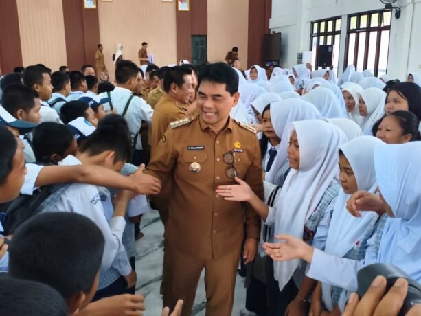 SEMANGAT PENDIDIKAN: Bupati Shalahuddin saat mengunjungi SMPN 1 Muara Teweh, Senin (15/12).
