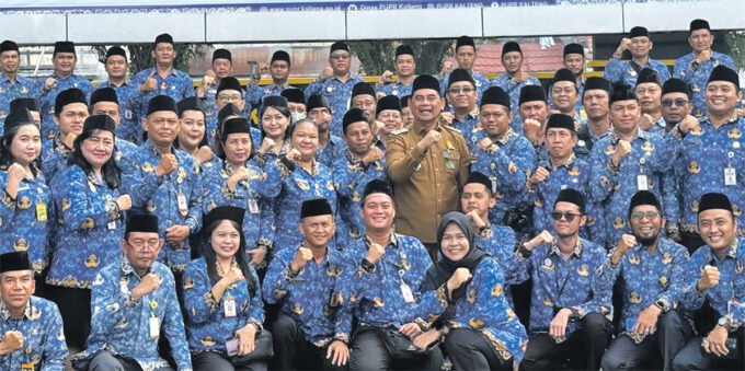 HARBAK PUPR: Bupati Barito Utara H Shalahuddin ST MT foto bersama para pegawai PUPR Provinsi, usai mengikuti upacara peringatan Hari Bhakti ke-80 PUPR tahun 2025 yang digelar di Halaman Dinas PUPR Kalimantan Tengah, Selasa (16/12)