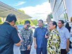 BINCANG: Ketua Komisi III DPRD Kalteng, Sugiyarto bersama angora dewan lainnya berbincang dengan Anggota DPD RI, Dr Agustin Teras Narang di depan ruangan komisi, belum lama ini.
