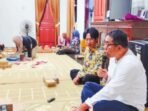 DISKUSI BERSAMA: Anggota DPRD Kalteng dari Dapil III, Okki Maulana Razak saat berdiskusi dengan masyarakat di Kobar, belum lama ini.