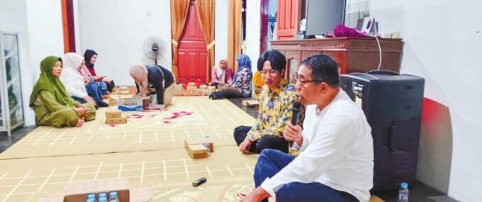 DISKUSI BERSAMA: Anggota DPRD Kalteng dari Dapil III, Okki Maulana Razak saat berdiskusi dengan masyarakat di Kobar, belum lama ini.