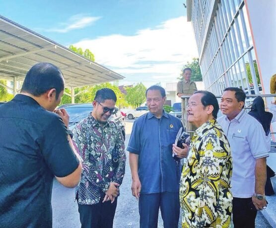 BINCANG: Ketua Komisi III DPRD Kalteng, Sugiyarto bersama angora dewan lainnya berbincang dengan Anggota DPD RI, Dr Agustin Teras Narang di depan ruangan komisi, belum lama ini.