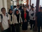 SAMPAIKAN ASPIRASI: Ketua Komisi I DPRD Kapuas Sera Sintanola SH saat bersama tenaga kontrak daerah yang belum terdata dalam database nasional maupun belum masuk skema PPPK paruh waktu di kantor DPRD Kapuas belum lama tadi.