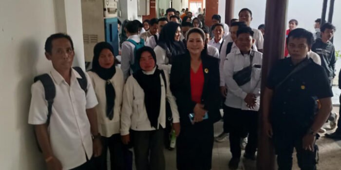 SAMPAIKAN ASPIRASI: Ketua Komisi I DPRD Kapuas Sera Sintanola SH saat bersama tenaga kontrak daerah yang belum terdata dalam database nasional maupun belum masuk skema PPPK paruh waktu di kantor DPRD Kapuas belum lama tadi.