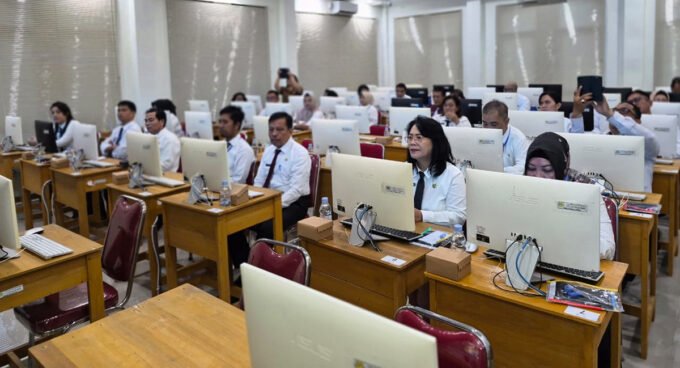 SELEKSI: Peserta Seleksi terbuka pengisian JPT Pratama di lingkungan Pemerintah Kabupaten Kapuas saat mengikuti seleksi.