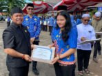 PENGHARGAAN: Wakil Ketua I DPRD Kapuas Yohanes menyerahkan penghargaan kepada peserta Pesparani Katolik Tingkat Provinsi Kalimantan Tengah tahun 2025 yang berhasil menyabet Juara I Menyanyikan Mazmur Kategori Orang Muda Katolik, Senin (1/12).