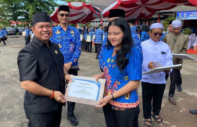 PENGHARGAAN: Wakil Ketua I DPRD Kapuas Yohanes menyerahkan penghargaan kepada peserta Pesparani Katolik Tingkat Provinsi Kalimantan Tengah tahun 2025 yang berhasil menyabet Juara I Menyanyikan Mazmur Kategori Orang Muda Katolik, Senin (1/12).