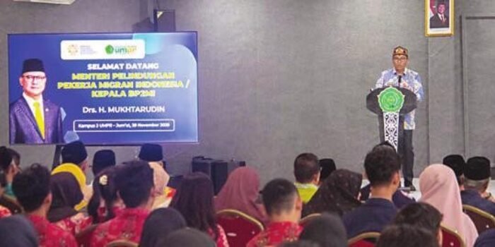 MENYAMBUT: Plt Sekda Kalteng, Leonard S Ampung membacakan sambutan gubernur pada kunjungan kerja Menteri P2MI RI, Mukhtarudin di UMPR, Jumat (28/11)