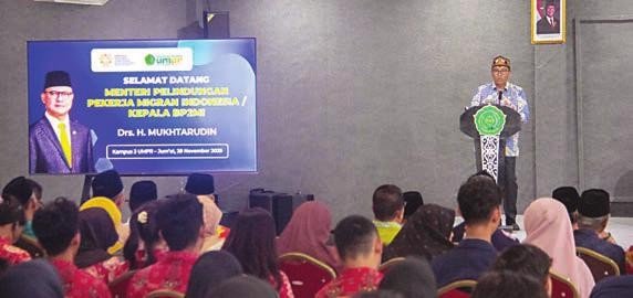 MENYAMBUT: Plt Sekda Kalteng, Leonard S Ampung membacakan sambutan gubernur pada kunjungan kerja Menteri P2MI RI, Mukhtarudin di UMPR, Jumat (28/11)