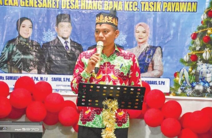 SAMBUTAN: Wakil Bupati Katingan, Firdaus menyampaikan sambutan pada saat safari Natal di Desa Hiyang Bana Kecamatan Tasik Payawan, Sabtu (6/12).