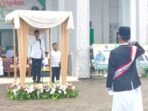 ARAHAN: Sekda Barito Utara Drs. Muhlis membacakan sambutan Menteri Agama pada apel peringatan Hari Santri di Masjid Raya Shiratal Mustaqim, Rabu (22/10).