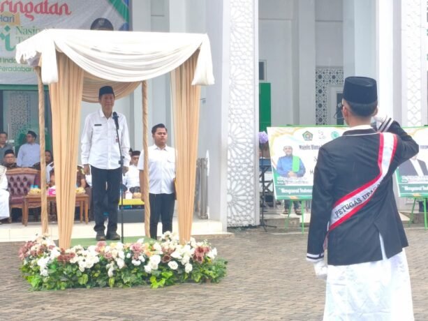 ARAHAN: Sekda Barito Utara Drs. Muhlis membacakan sambutan Menteri Agama pada apel peringatan Hari Santri di Masjid Raya Shiratal Mustaqim, Rabu (22/10).