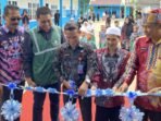 Proses pemotongan pita oleh Staf Ahli Bupati Bidang Kemasyarakatan dan Sumber Daya Manusia, Budi Kurniawan, S.Sos., M.Si. (tengah), di dampingi oleh Tim PLN, Kepala MIS Darul Huda, Sahman (dua dari kanan), serta tamu undangan.