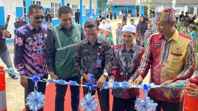 Proses pemotongan pita oleh Staf Ahli Bupati Bidang Kemasyarakatan dan Sumber Daya Manusia, Budi Kurniawan, S.Sos., M.Si. (tengah), di dampingi oleh Tim PLN, Kepala MIS Darul Huda, Sahman (dua dari kanan), serta tamu undangan.