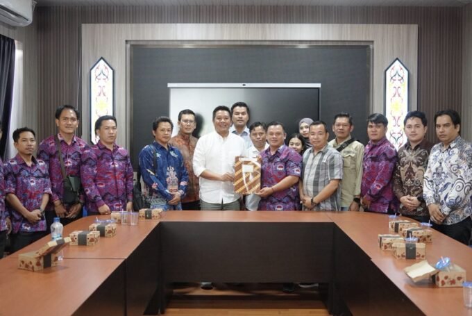 AUDIENSI: Wakil Bupati Barito Utara, Felix Sonadie Y. Tingan, A.Md, menerima audiensi terbuka bersama perwakilan perangkat desa se-Barito Utara di Ruang Rapat Pemerintah Kabupaten, Sabtu (1/11).