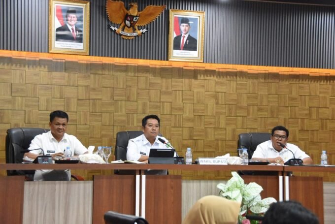 ARAHAN: Wakil Bupati Barito Utara, Felix Sonadie Y. Tingan, A. Md, saat memimpin rapat satuan tugas percepatan organisasi koperasi desa/kelurahan Merah Putih tahun 2025 di ruang rapat Setda A, Kantor Bupati Barito Utara, rabu (26/11).