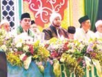 GEMAKAN SALAWAT: Bupati Barito Utara H. Shalahuddin S.T., M.T. (kiri) bersama Habib Syech bin Abdul Qodir Assegaf (tengah) dan Sekretaris Daerah Drs. Muhlis (kanan) pada gelaran Barito Utara Bershalawat, Sabtu (29/11).