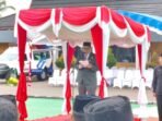 PENGARAHAN: Bupati Barito Utara, H. Shalahuddin, S.T., M.T., saat memimpin upacara HUT ke-54 Korpri di halaman Kantor Bupati Barito Utara, Senin (1/12).