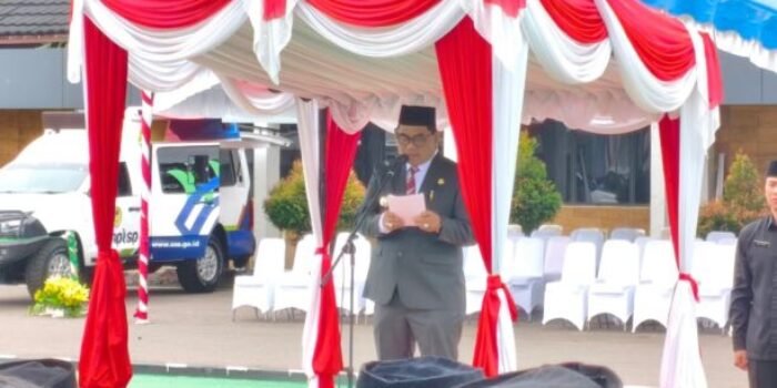 PENGARAHAN: Bupati Barito Utara, H. Shalahuddin, S.T., M.T., saat memimpin upacara HUT ke-54 Korpri di halaman Kantor Bupati Barito Utara, Senin (1/12).