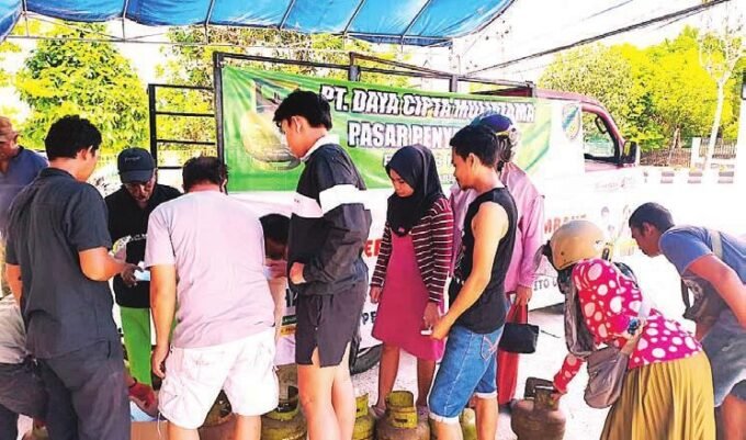 batara MENUNGGU GILIRAN: Masyarakat Kecamatan Teweh Tengah antre membeli gas elpiji 3 kg pada program Pasar Penyeimbang di halaman kantor Kecamatan Teweh Tengah, Jumat (28/11).