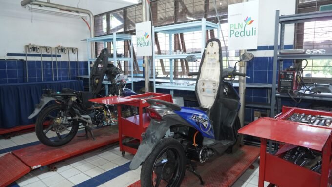 Bengkel Konversi ELVI SUKESI sebagai sarana pembelajaran aplikatif dalam penguasaan teknologi kendaraan listrik bagi mahasiswa pendidikan vokasi.