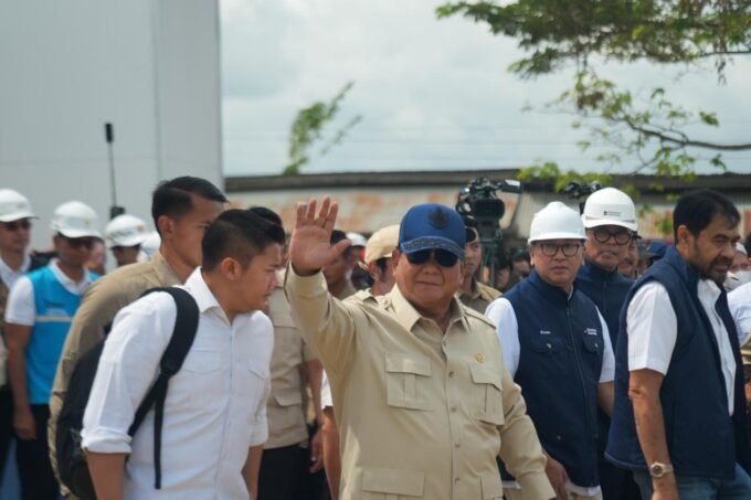 Presiden Republik Indonesia, Prabowo Subianto (depan) saat meninjau progres pembangunan Rumah Hunian Danantara (Huntara) di Aceh Tamiang pada Kamis, 1 Januari 2026. Sumber foto: Biro Pers Sekretariat Presiden.