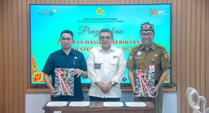 SERAH TERIMA: Plt Sekda Kalteng Leonard S. Ampung (tengah) bersama Kepala BPK Perwakilan Kalteng Dodik Achmad Albar (kiri) dan Wakil Ketua III DPRD Kalteng Djunaedi (kanan) usai penyerahan Laporan Hasil Pemeriksaan (LHP) Semester II Tahun 2025 di Kantor BPK Perwakilan Kalteng, Palangka Raya, Senin (12/1).