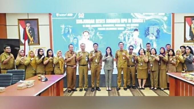SINERGISME: Kadiskominfosantik Kalteng Rangga Lesmana dan jajaran menerima kunjungan Anggota Komisi I DPR RI Andina Thresia Narang di Aula Kanderang Tingang Diskominfosantik Kalteng, Senin (5/1).