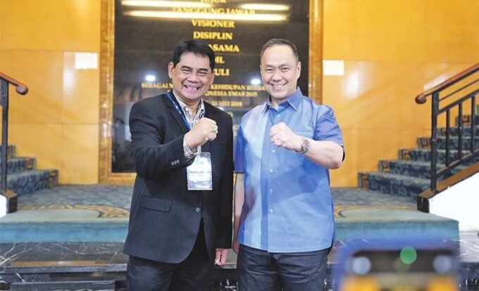 JALIN SINERGI: Bupati Shalahuddin bersama Motivator ESQ, Ery Ginanjar pada latihan ESQ di Menara 165, Jakarta, Selasa (20/1).