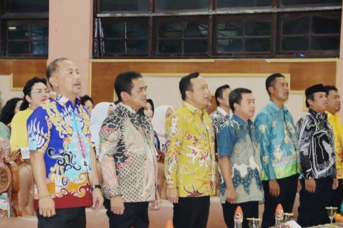 Barito Selatan HADIR: Bupati Barito Selatan, Eddy Raya Samsuri bersama Wakil Bupati Khristianto Yudha saat menghadiri Natal Gabungan di Aula Jaro Pirarahan, Senin malam (26/1).