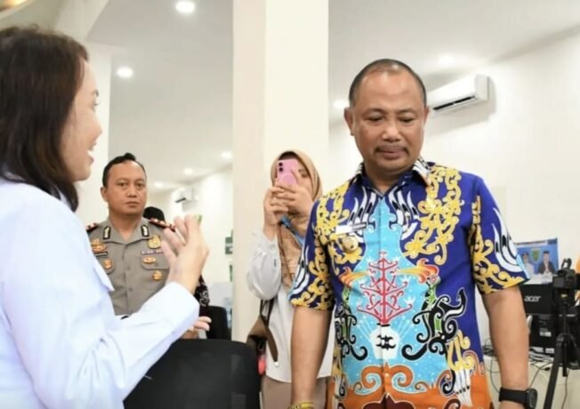 PELAYANAN: Bupati Barsel Eddy Raya Samsuri meninjau langsung pelayanan di Mal Pelayanan Publik (MPP) Kabupaten Barito Selatan.