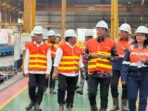 KUNJUNGAN: Wakil Bupati Felix Sonadie Y. Tingan bersama tim meninjau Workshop PT Sanggar Sarana Baja, Rabu (21/1).