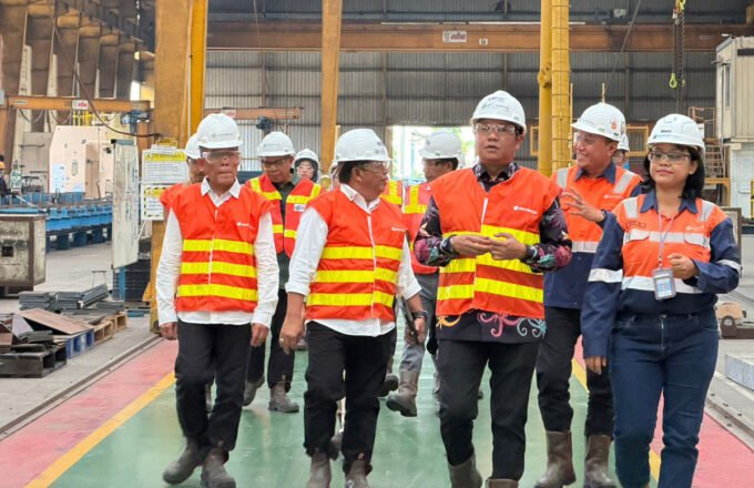 Barito Utara KUNJUNGAN: Wakil Bupati Felix Sonadie Y. Tingan bersama tim meninjau Workshop PT Sanggar Sarana Baja, Rabu (21/1).