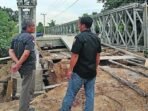PENINJAUAN: Kadis PU Barito Utara M. Iman Topik bersama Kabid Bina Marga Subiyantoro mengecek salah satu lokasi pemasangan jembatan bailey.