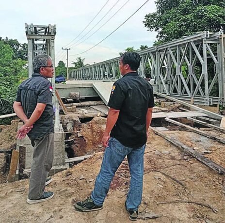 PENINJAUAN: Kadis PU Barito Utara M. Iman Topik bersama Kabid Bina Marga Subiyantoro mengecek salah satu lokasi pemasangan jembatan bailey.