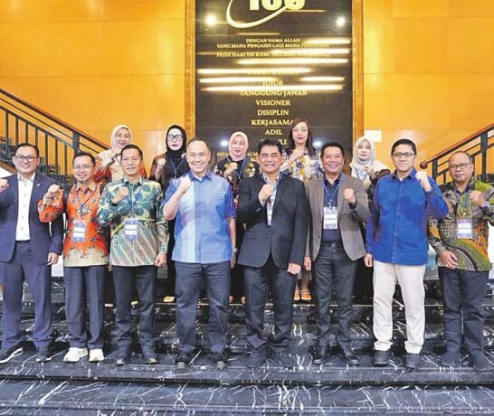 KEBERSAMAAN: Bupati Shalahuddin dan Wakil Bupati Felix bersama jajaran dengan Motivator ESQ, Ary Ginanjar pada gelaran pelatihan ESQ di Menara 165, Jakarta, Senin (19/1).